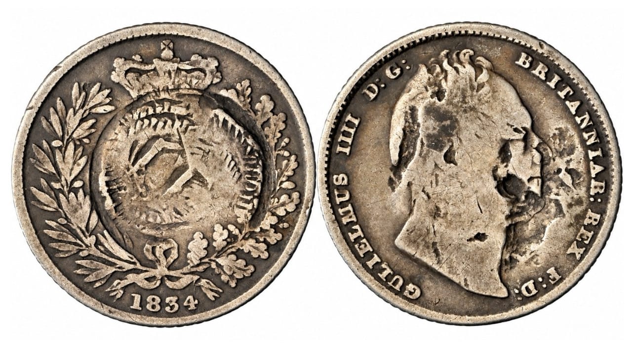 وجها قطعة Sixpence بريطانية من عام 1834 يظهر عليهما تشوه في الوسط